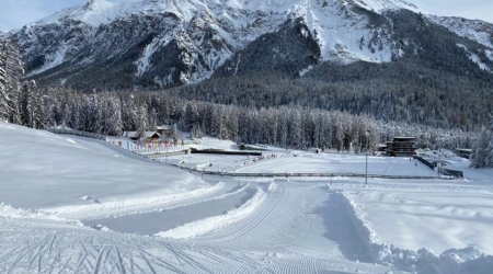 Wintersportdorp Lenz met skipiste.